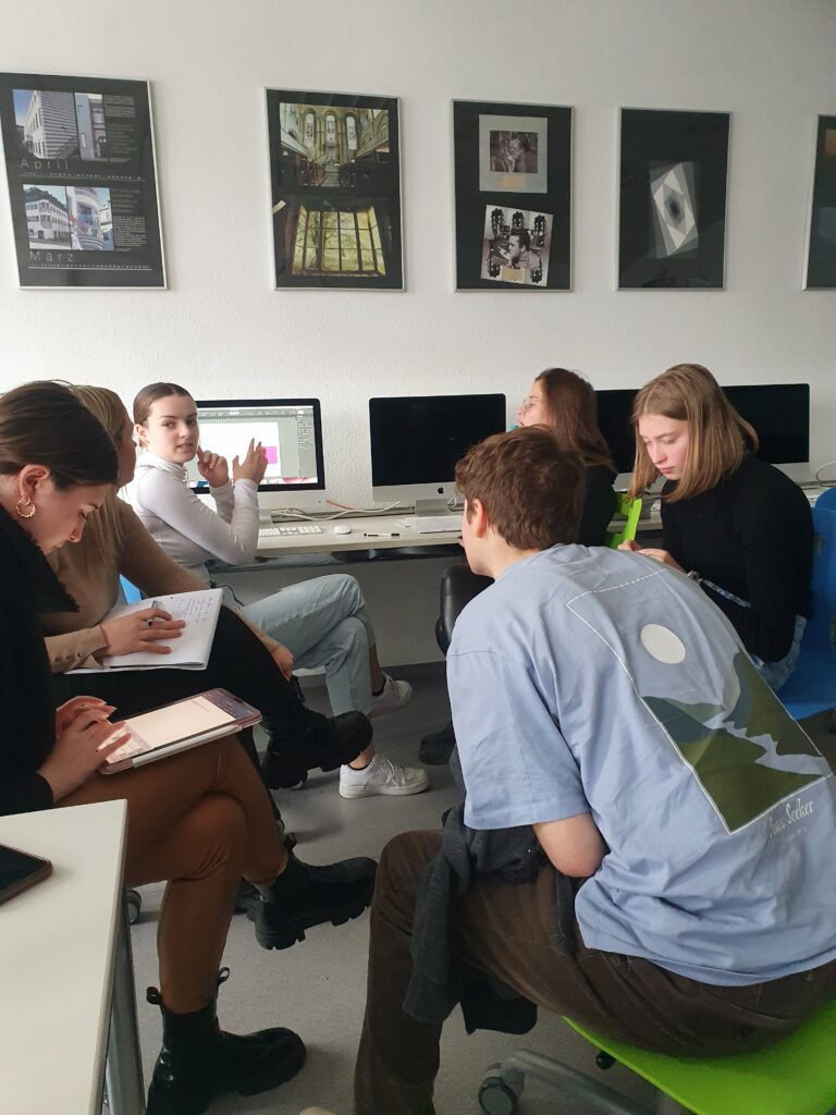 Schüler:innen der Semperschule diskutieren die Stärken und Schwächen ihrer Farb- und Logokonzeptionen