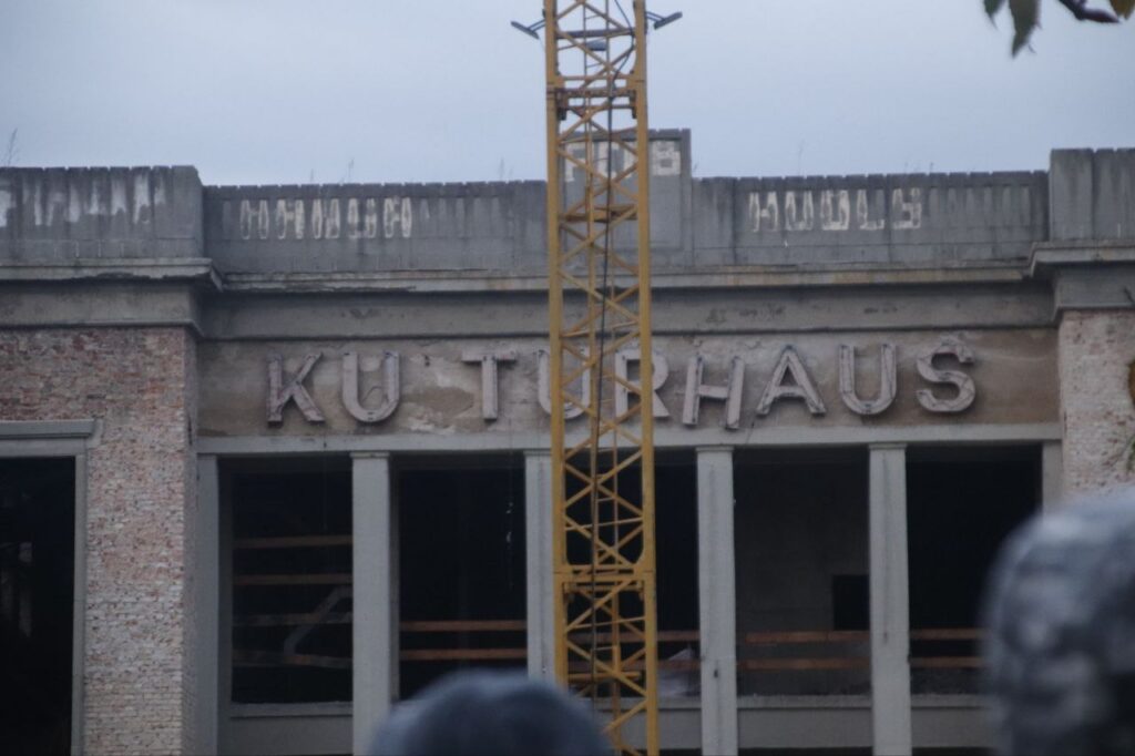 Relikte der Wismut finden sich auch außerhalb des Abbaugebietes, wie das ehemalige Kulturhaus in Zinnowitz.