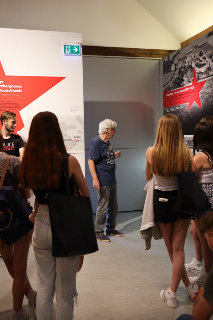 Projektteilnehmer:innen im Museum Objekt 90 in Ronneburg