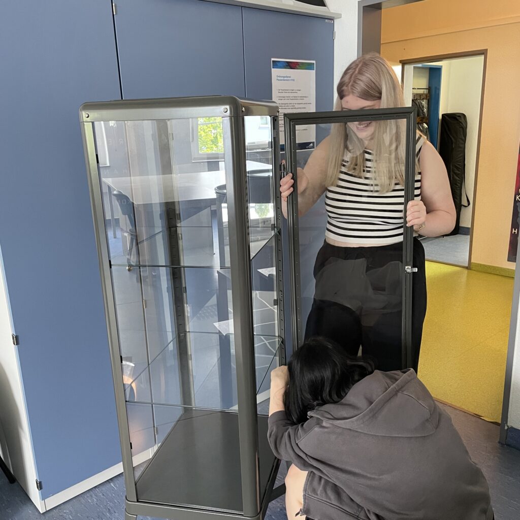 Schülerinnen beim Aufbau der Ausstellung