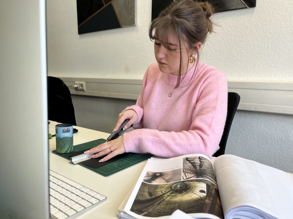 Schülerin Luisa erarbeitet ein Mini-Modell für die Installation zur Haldenbegehung, welches sich nun in voller größe in der Ausstellung befindet