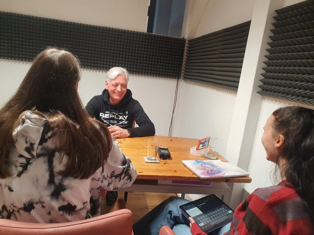 SchülerInnen im Gespräch mit Zeitzeugen Robert Schmidl